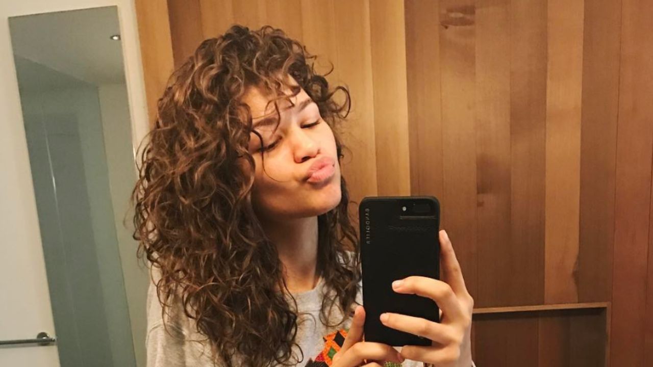 A parede de madeira no banheiro de Zendaya lidera a tendência Japandi Nouveau em 2025