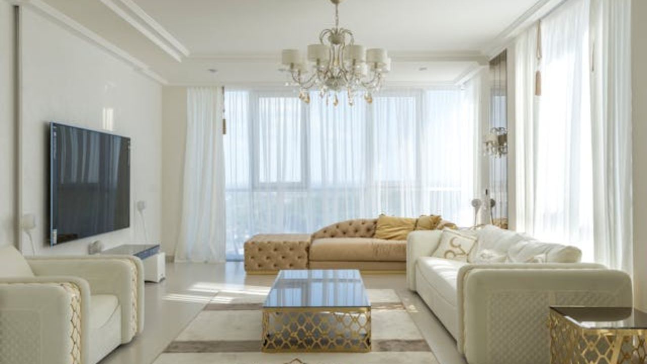 O que é um sofá de desmaio? Por que os designers estão amando este estilo clássico novamente