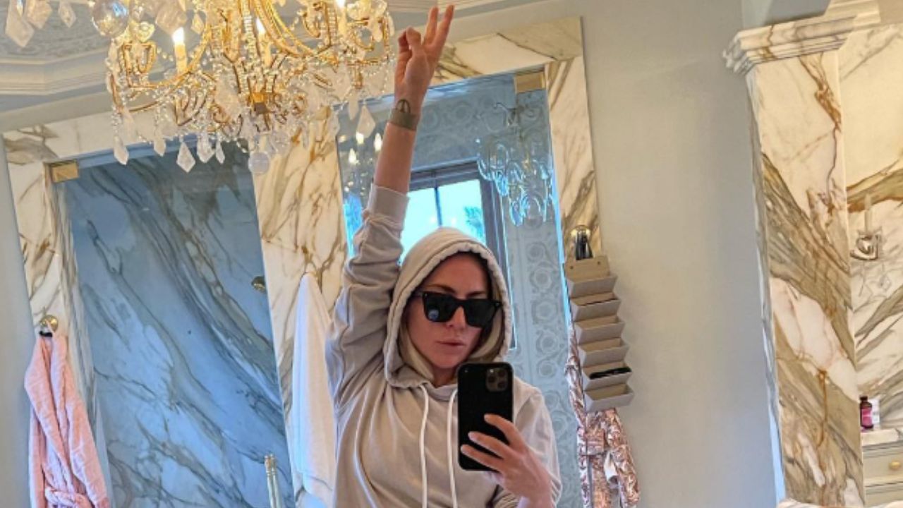 Banheiro ultra-chique de Lady Gaga inspira tendência de lustres ousados
