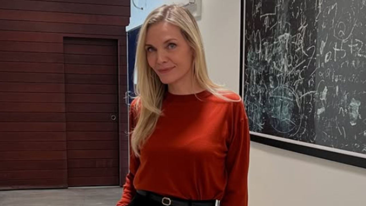 Træloftet i Michelle Pfeiffers køkken er den perfekte kombination med rustikke skabe