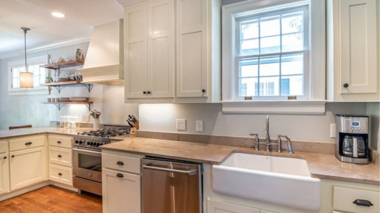 なぜあなたのキッチンキャビネットはいつも散らかっているのか — そして本当に効果のあるシンプルな解決策、専門家によると