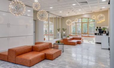 Designers estão trocando mesas de centro por mesas pequenas — e essa tendência promete dominar o outono de 2025