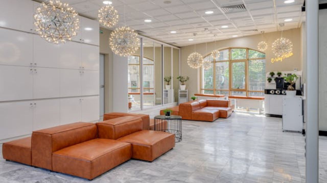 Designers estão trocando mesas de centro por mesas pequenas — e essa tendência promete dominar o outono de 2025