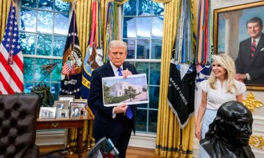 Casa Branca admite a construção do salão de baile de Trump.Casa Branca admite que está demolindo ala da era Roosevelt, apesar das promessas de Trump. Reprodução/Instagram