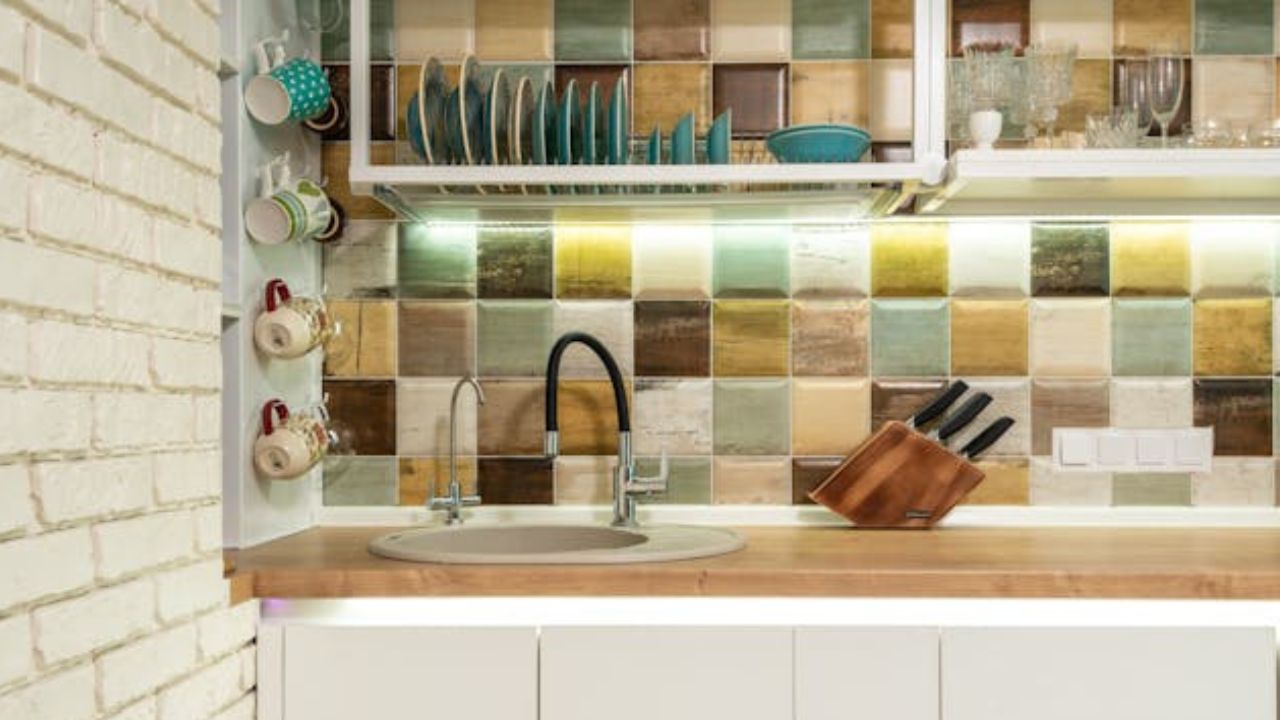 Quer se livrar do azulejo sem reforma? 4 ideias para cobri-los sem quebra-quebra