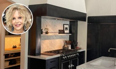 A ilha de cozinha de Meg Ryan parece mais uma mesa de jantar permanente – e é o design multifuncional perfeito