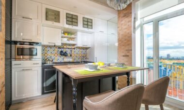 6 maneiras de aproveitar muito mais uma cozinha pequena com armários “rasos” — e como especificá-los funciona