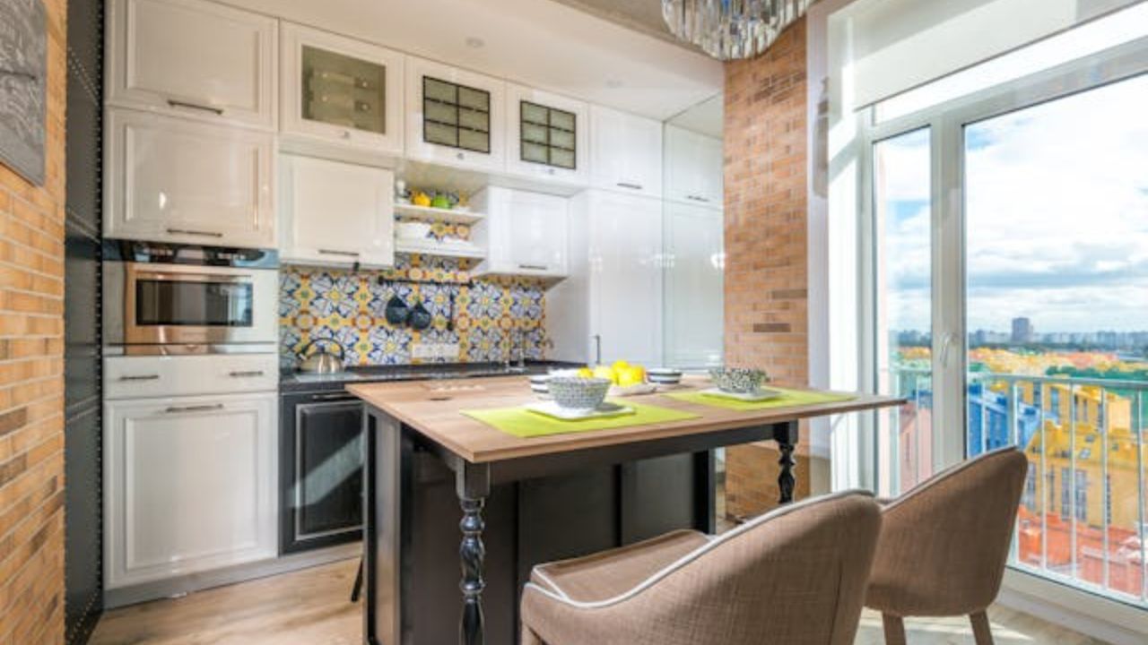 小さなキッチンを最大限に活かす6つの方法 — 浅いキャビネットで広く見せるコツ