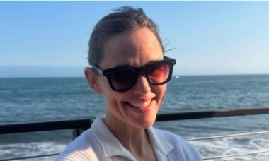 Jennifer Garner prova que o azul-claro é o novo queridinho das cozinhas em 2025