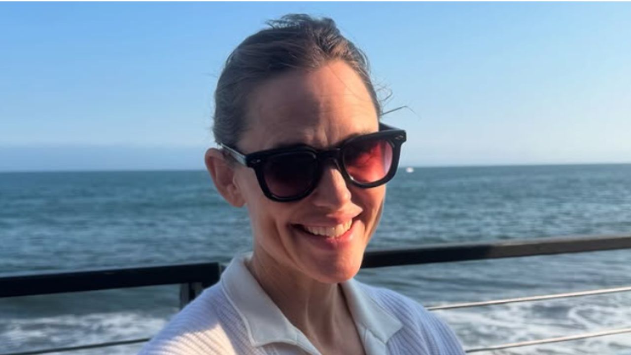 제니퍼 가너가 증명한 2025년 주방의 새로운 트렌드 컬러, 연한 파랑