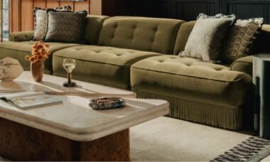 Sofás com franjas: o retorno elegante de um clássico esquecido do design de interiores