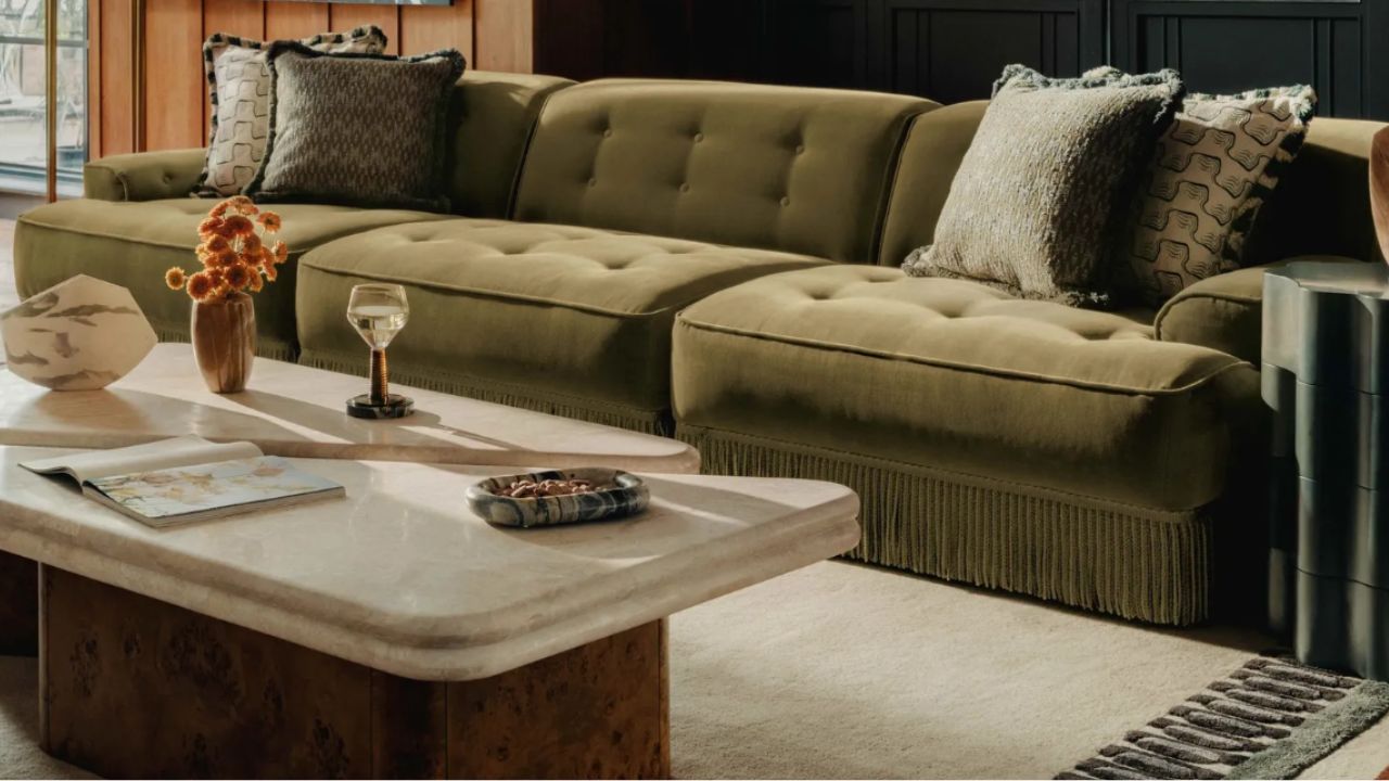 Sofás com franjas: o retorno elegante de um clássico esquecido do design de interiores