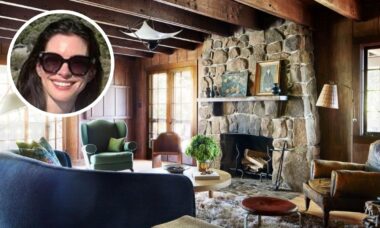 A sala de estar de Anne Hathaway exibe o arranjo de móveis definitivo – especialistas elogiam seu 'assento de conversação' perfeito