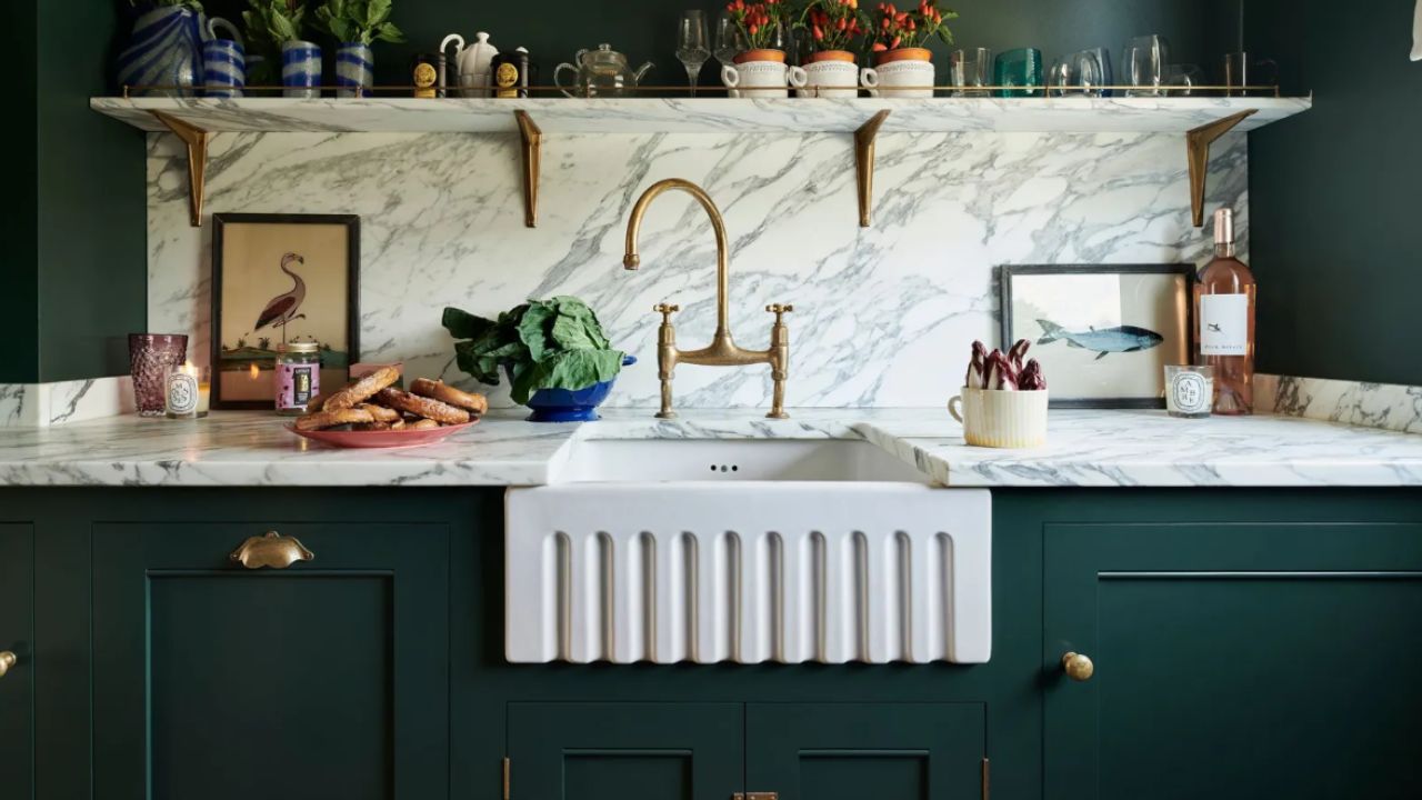 Designers revelam a decisão de design essencial para cozinhas pequenas, segundo a Homes & Gardens