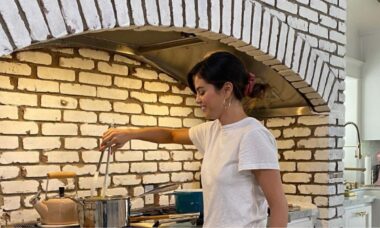 Selena Gomez mostra como contrastes simples de cores transformam uma cozinha branca