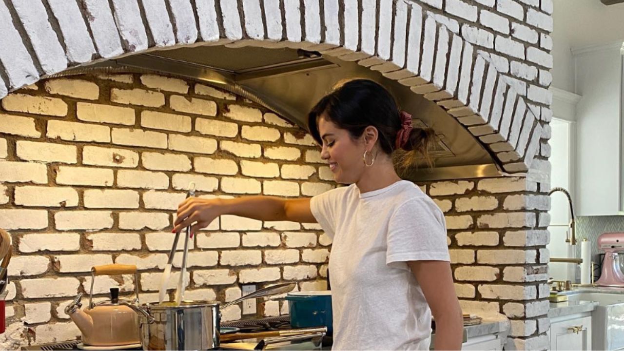 Selena Gomez mostra como contrastes simples de cores transformam uma cozinha branca