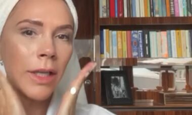 Victoria Beckham transforma um espaço pequeno com estantes de madeira elegantes