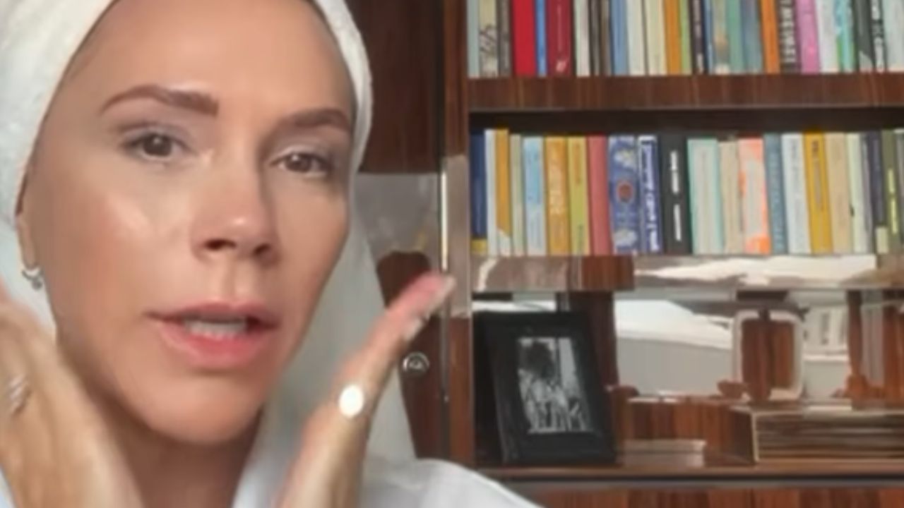 Victoria Beckham transforma um espaço pequeno com estantes de madeira elegantes