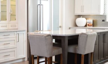 Evite que uma cozinha branca pareça sem graça com uma regra de design simples