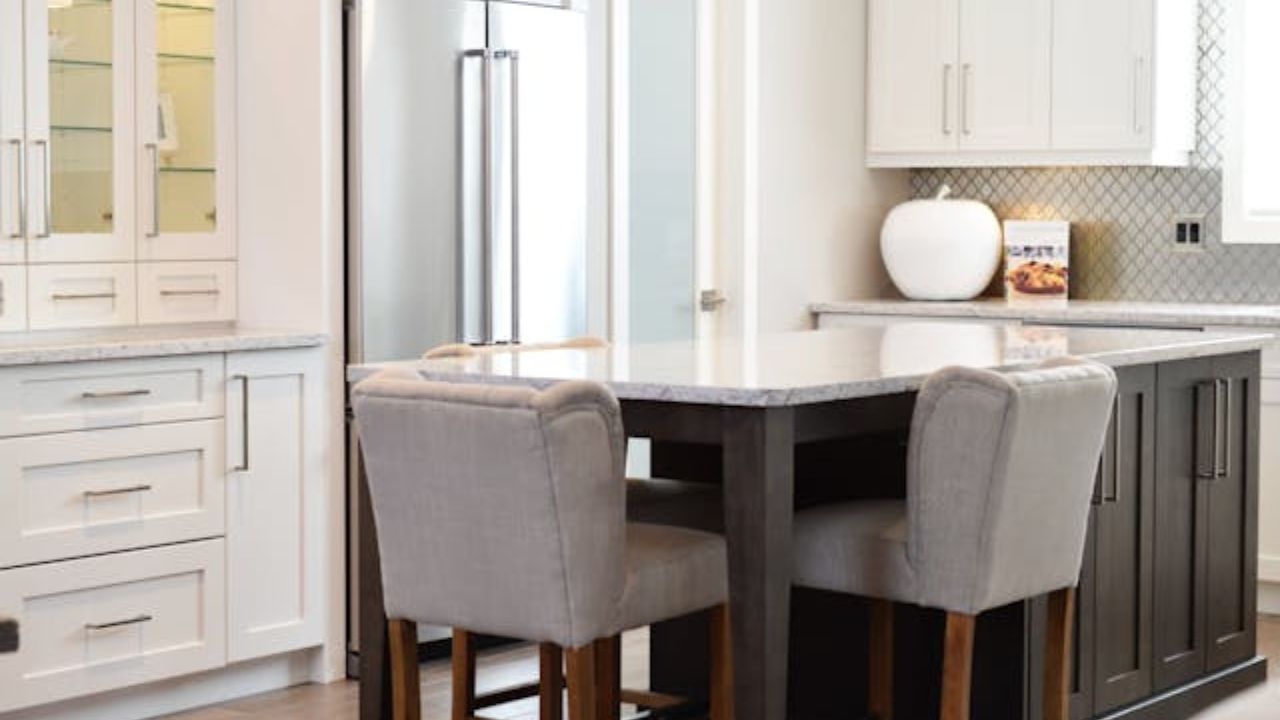 Evite que uma cozinha branca pareça sem graça com uma regra de design simples