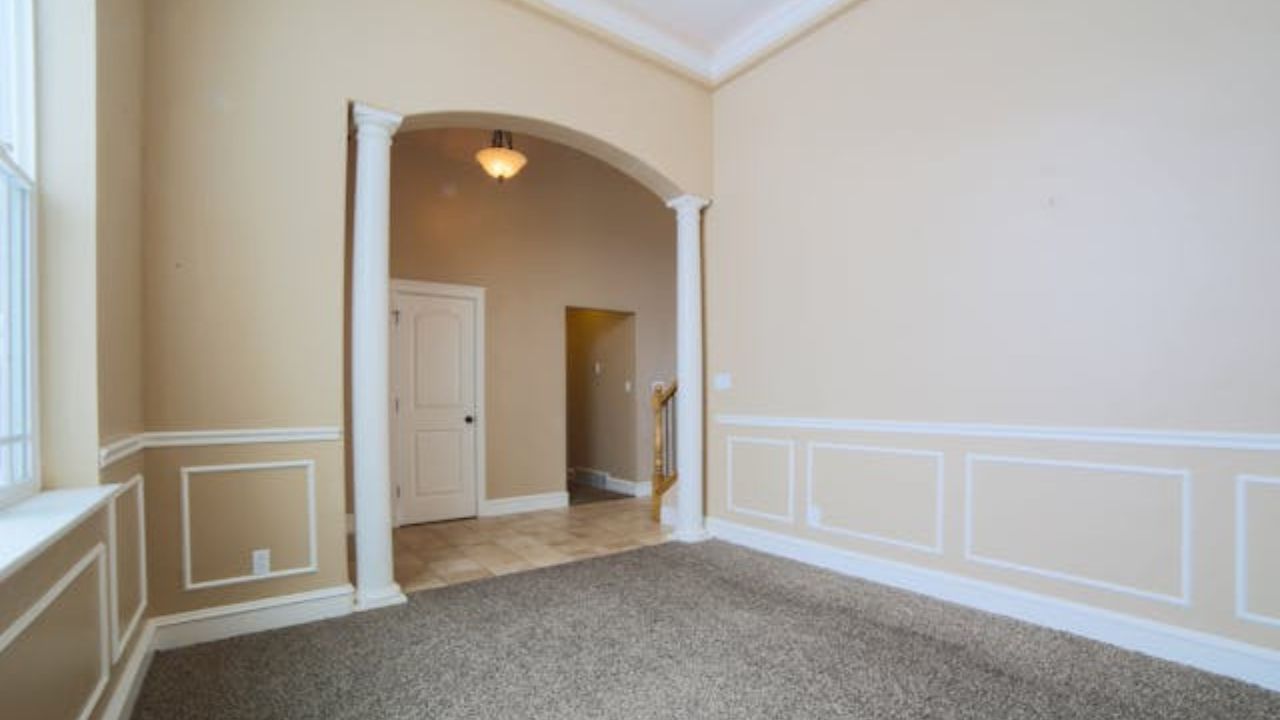 Como evitar que a poeira grude nos rodapés com um simples truque de roupa