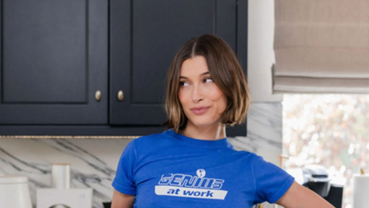 Hailey Bieber redefine o design de cozinhas com o tom “New Neutral” azul-meia-noite