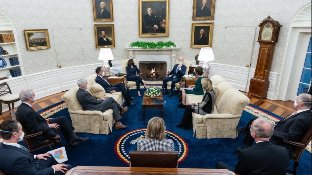 O ex-presidente Joe Biden numa reunião no Salão Oval.