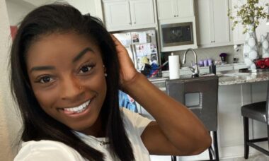 O truque de decoração que Simone Biles usa para fazer sua cozinha parecer brilhante e sofisticada