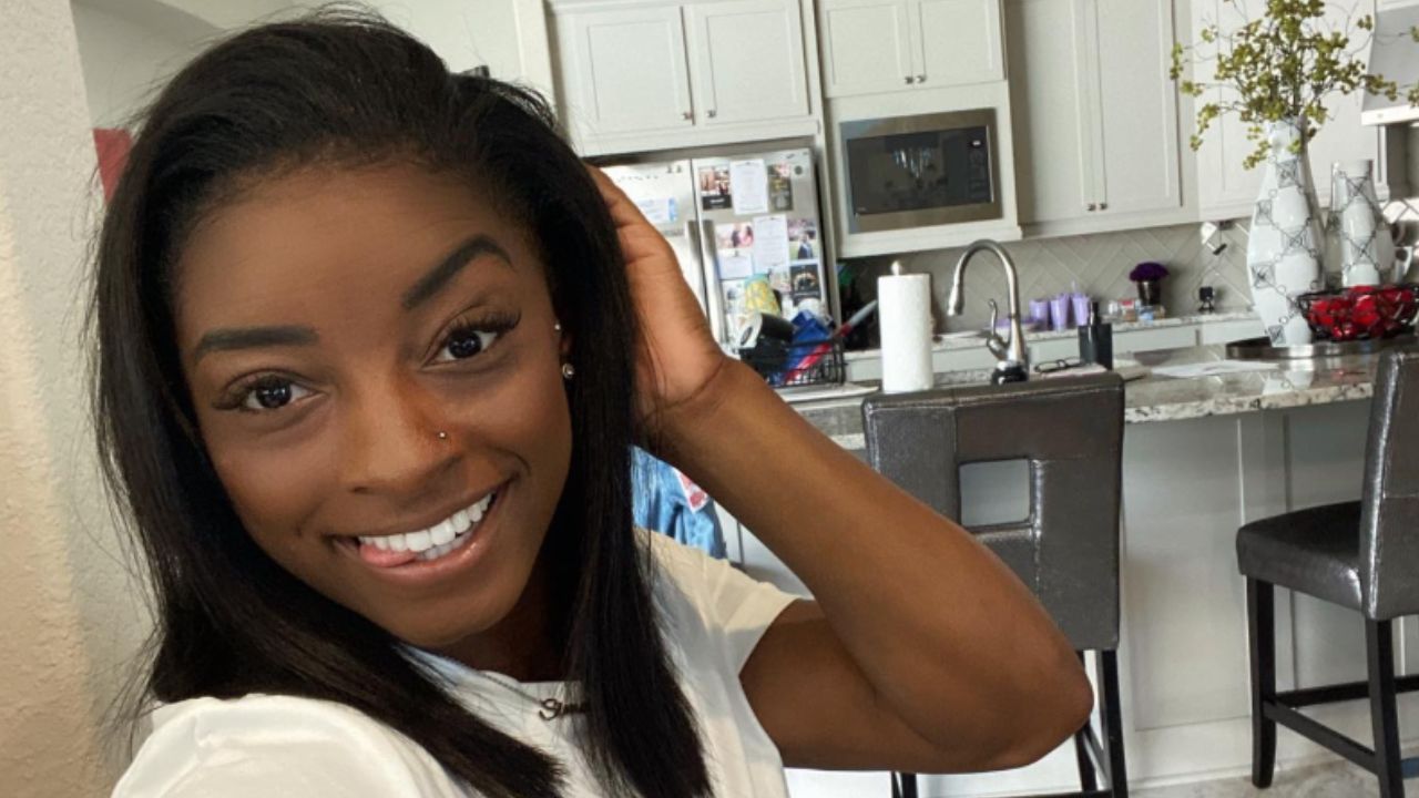 O truque de decoração que deixa a cozinha de Simone Biles brilhante e sofisticada