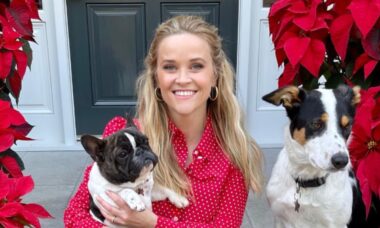 A varanda de Natal de Reese Witherspoon é um charme vitoriano inspirado na poinsétia