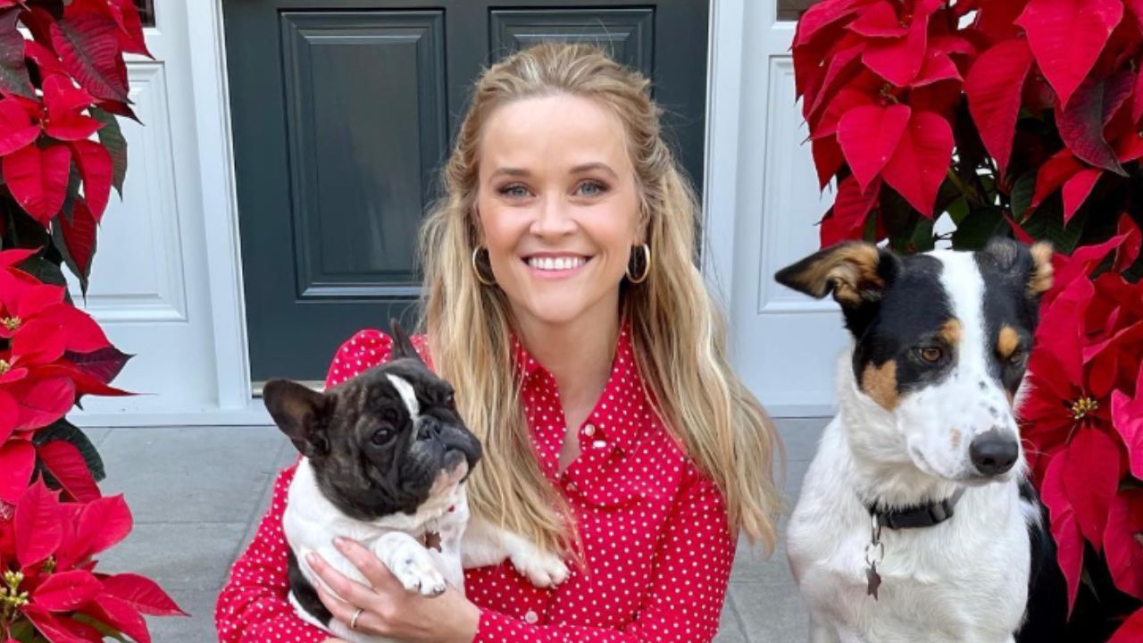 A varanda de Natal de Reese Witherspoon é um charme vitoriano inspirado na poinsétia 