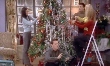 A árvore de Natal inspirada em Friends que virou tendência em 2025 — perfeita para espaços pequenos e fácil de reproduzir. Reprodução/YouTube