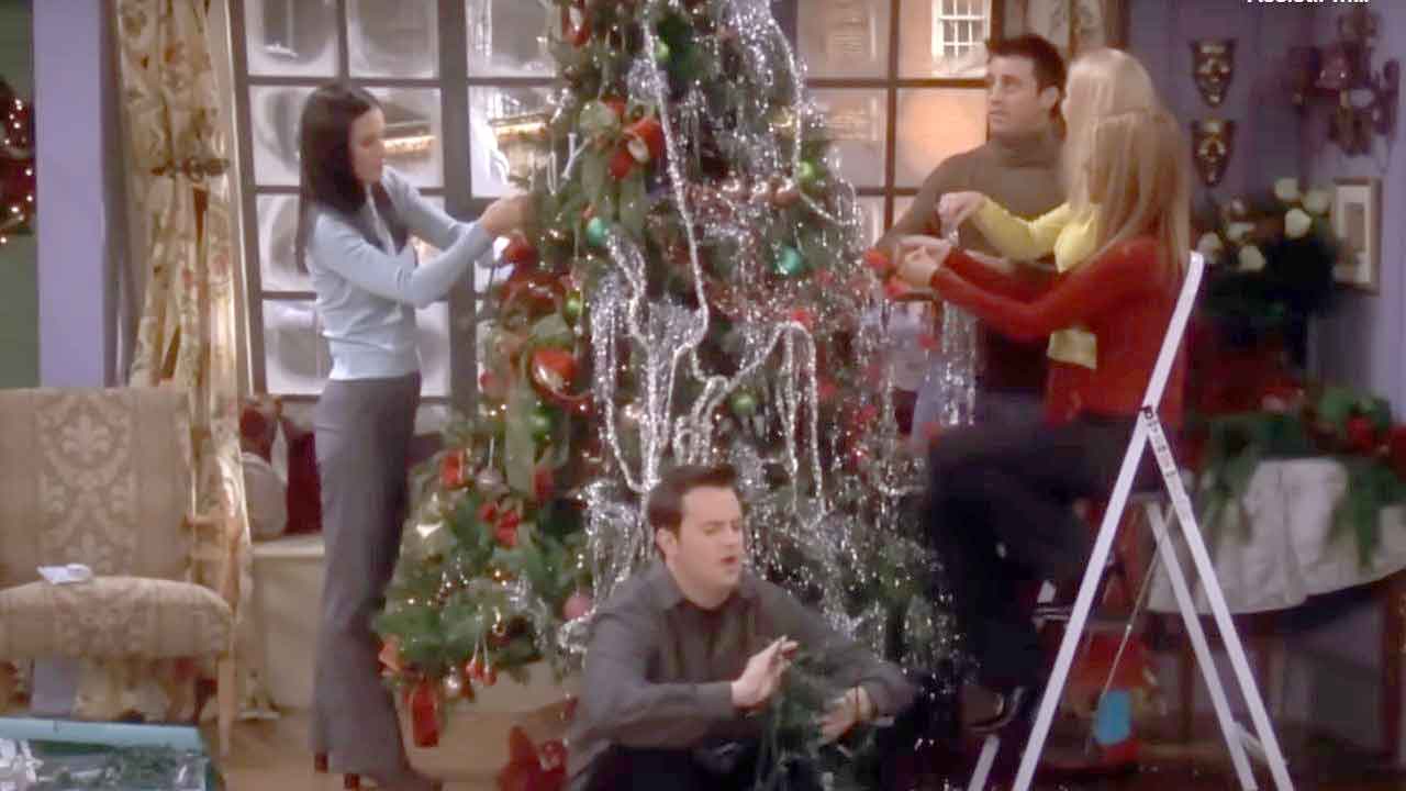 Juletreet inspirert av Friends som ble en trend i 2025 — perfekt for små rom og lett å gjenskape. Reproduksjon/YouTube