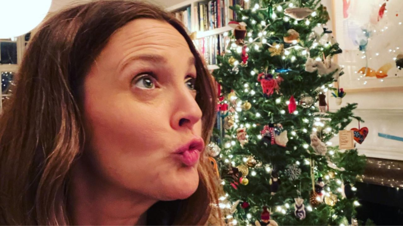 Drew Barrymore transforma a decoração natalina clássica com luzes brancas e enfeites vermelhos, criando um visual festivo surpreendentemente moderno