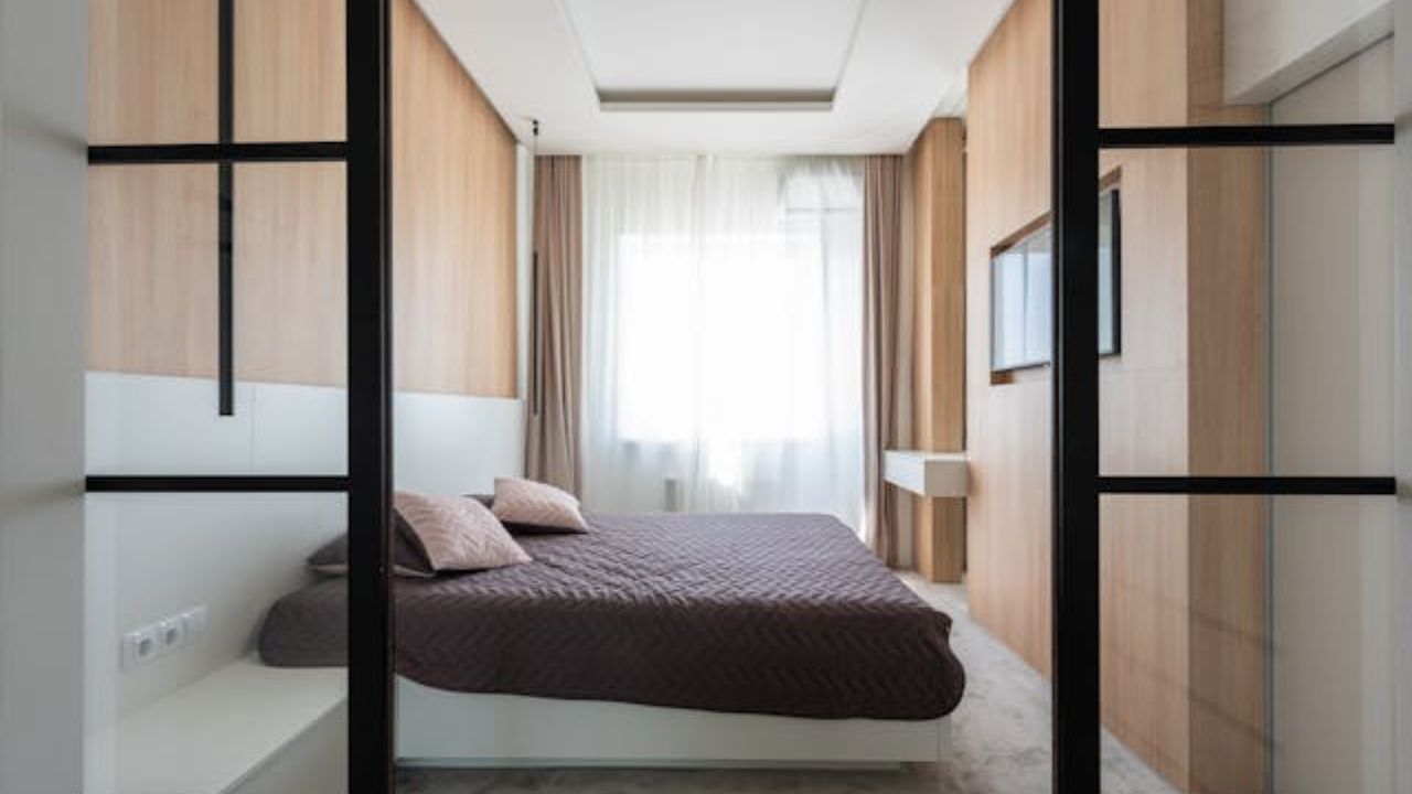 Quando se trata de decorar um quarto de hóspedes, cada detalhe faz diferença — desde a cama e os tecidos até a paleta de cores escolhida. E, acredite, alguns tons que parecem convidativos podem, na prática, tornar o espaço desconfortável ou pouco acolhedor.