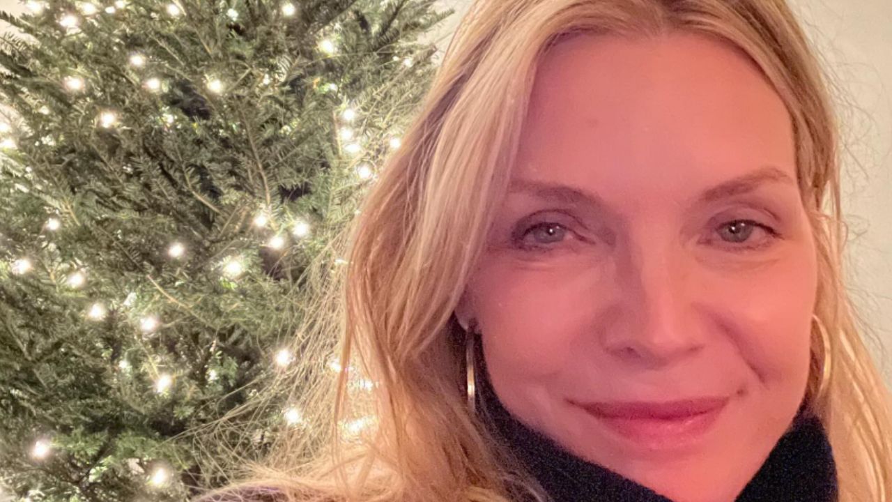 A árvore de Natal minimalista de Michelle Pfeiffer redefine a decoração natalina com elegância atemporal