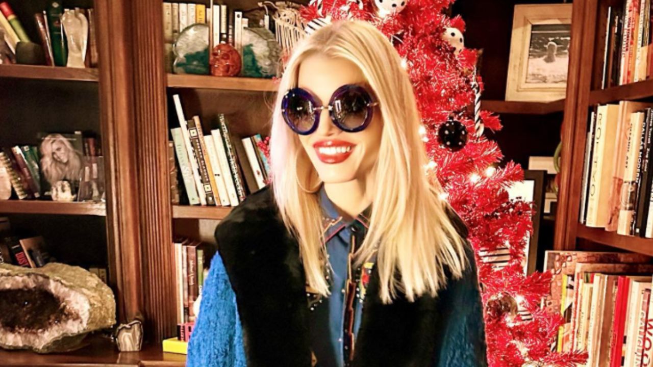 A ousadia natalina de Jessica Simpson prova que o maximalismo pode ser elegante