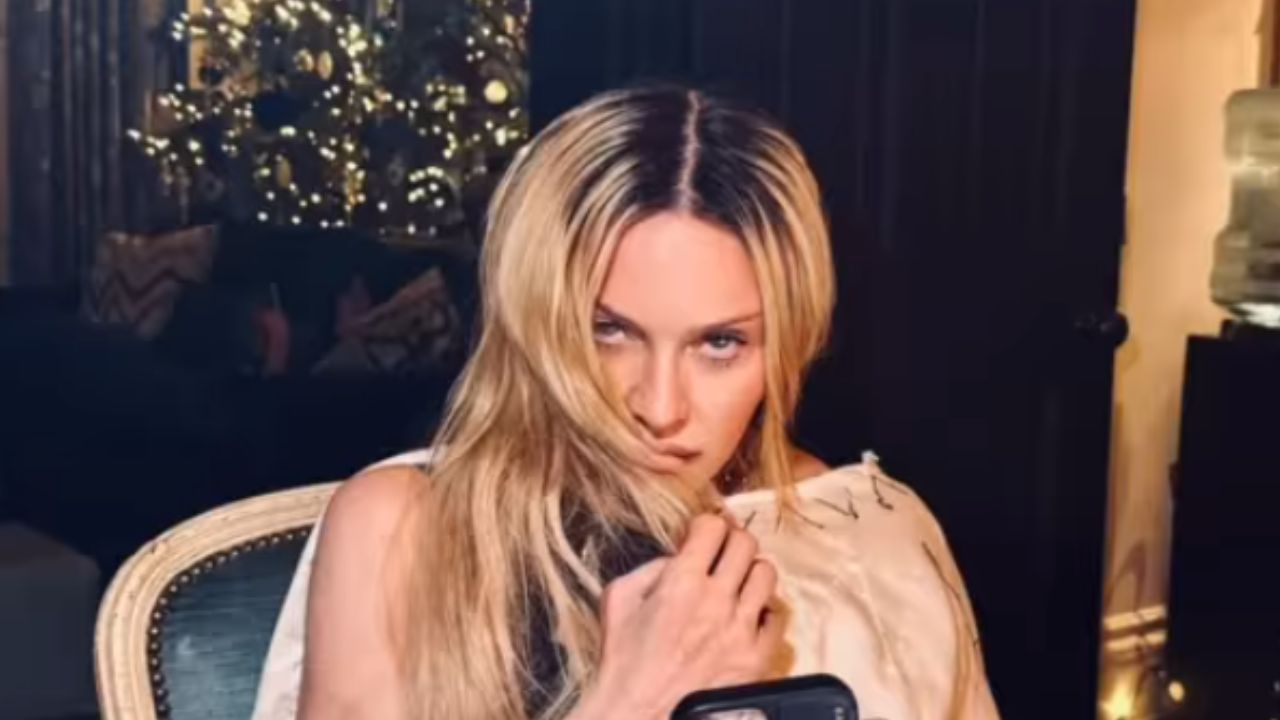 A árvore de Natal azul de Madonna quebrou tradições — e agora virou tendência