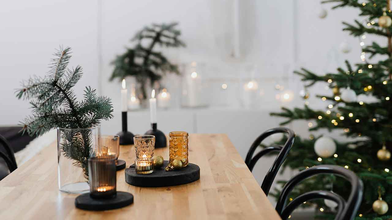 A melhor decoração minimalista para o Natal vem diretamente do jardim. Foto: Pexels