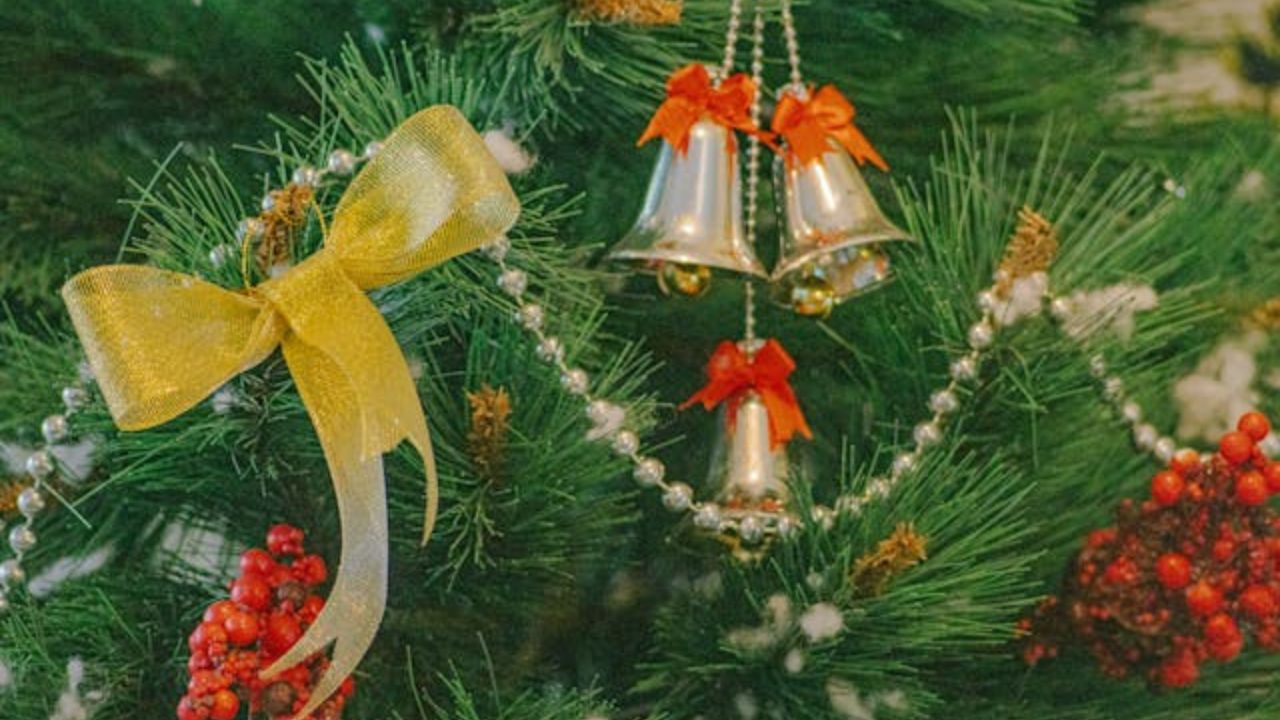 Designers revelam: estas decorações de árvore de Natal estão oficialmente ultrapassadas — e o que usar no lugar