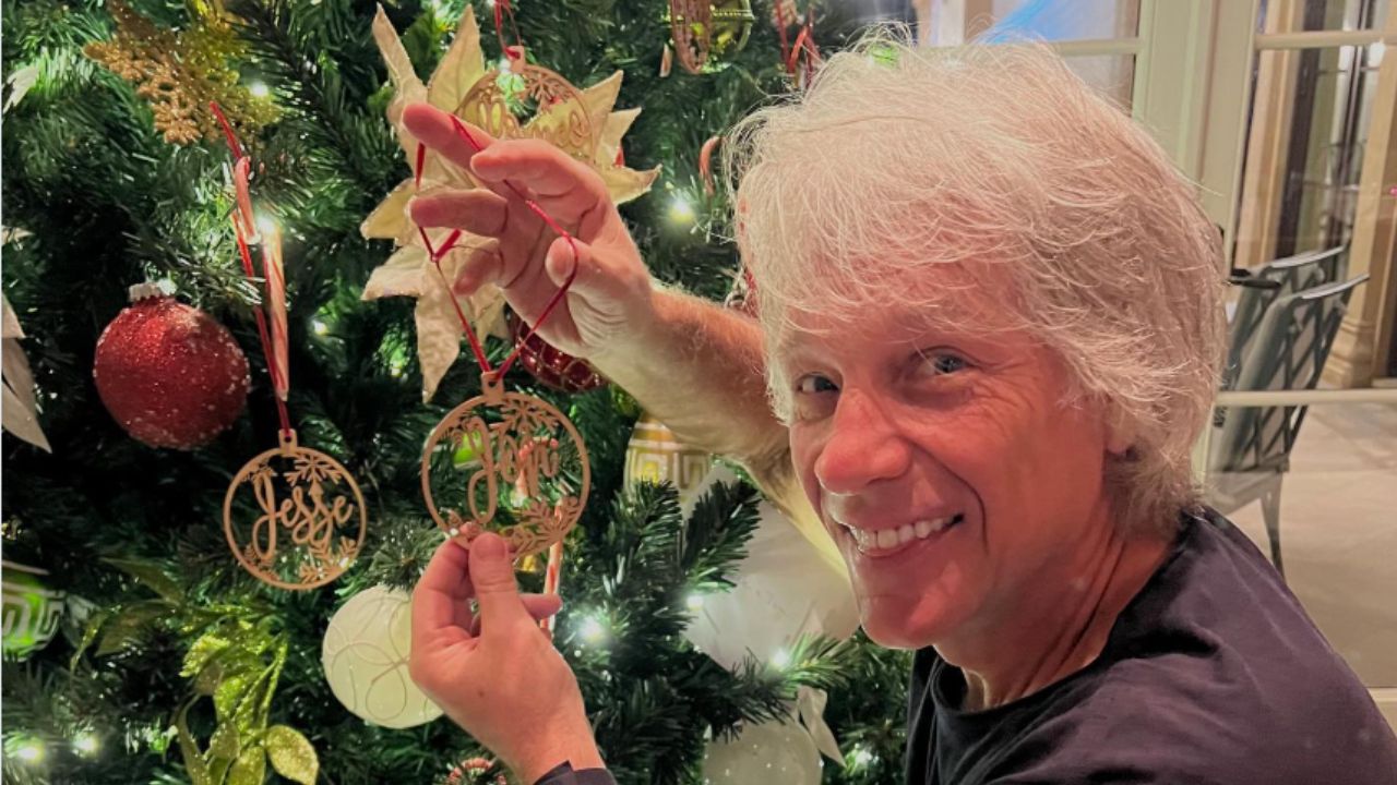 A árvore de Natal de Jon Bon Jovi e o retorno dos enfeites sentimentais: a tendência mais emocional de 2025
