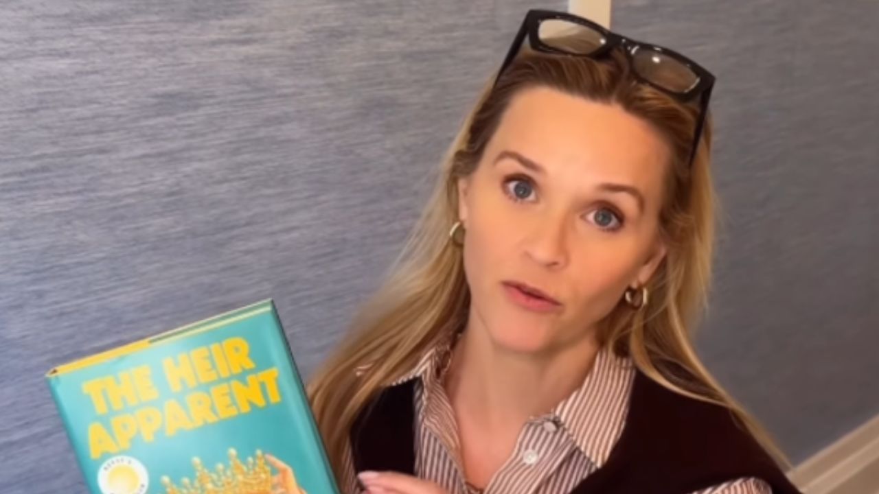 Por que o escritório de Reese Witherspoon está inspirando o retorno definitivo do papel de parede de fibra natural em 2025