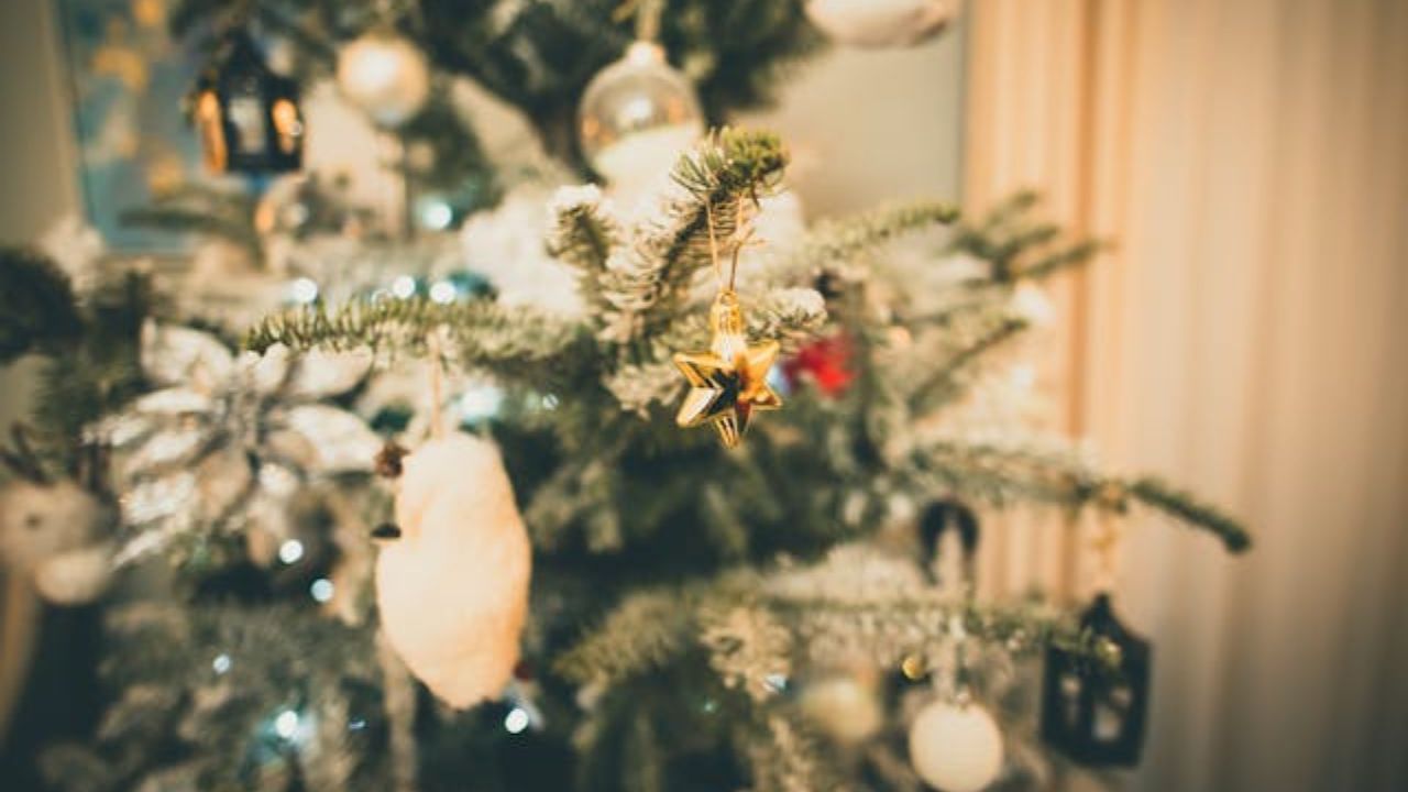 O truque simples que faz qualquer árvore de Natal artificial parecer real