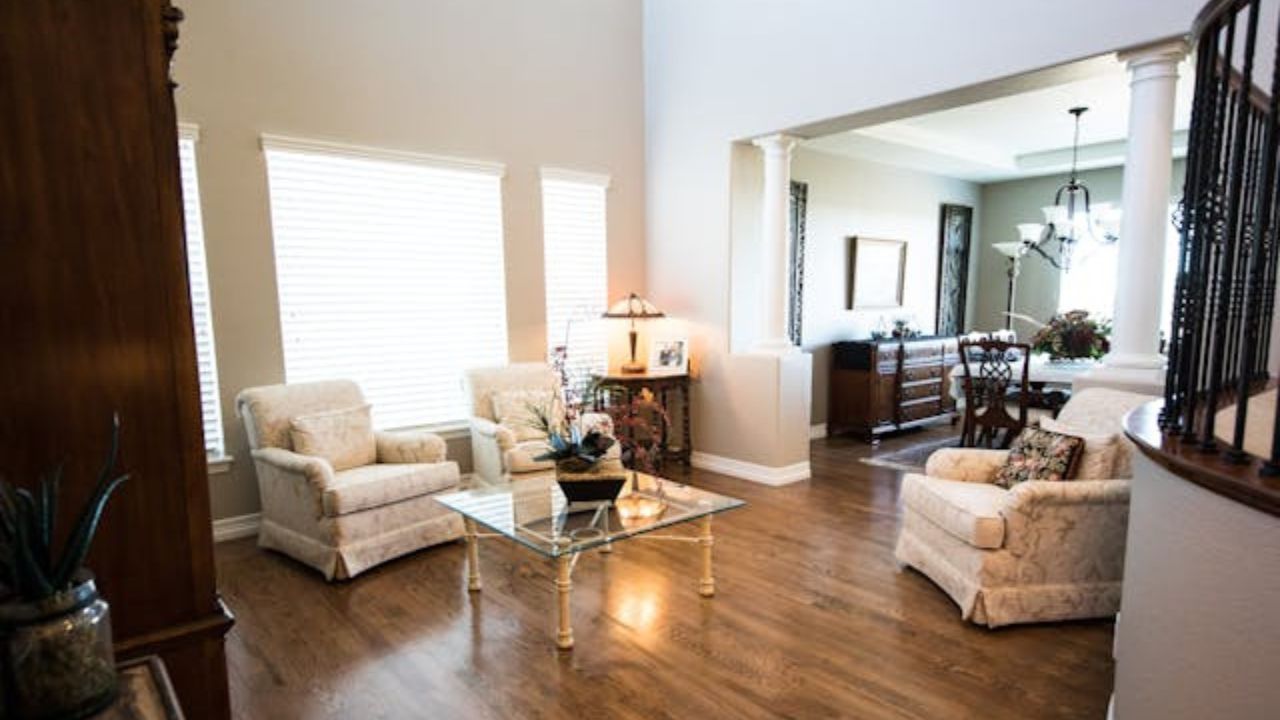 10 sinais comuns de que você tem coisas demais na sua sala de estar — e como resolver sem perder o estilo