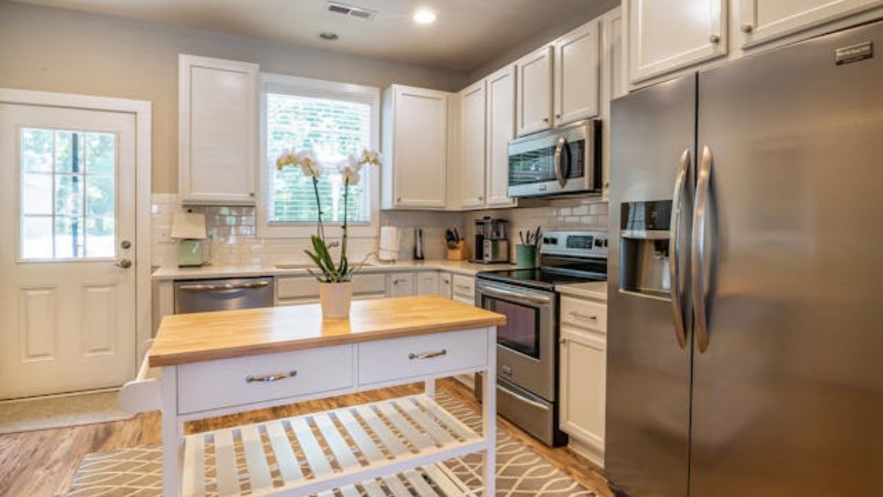 8 escolhas de design que, segundo designers, fazem a cozinha parecer menor