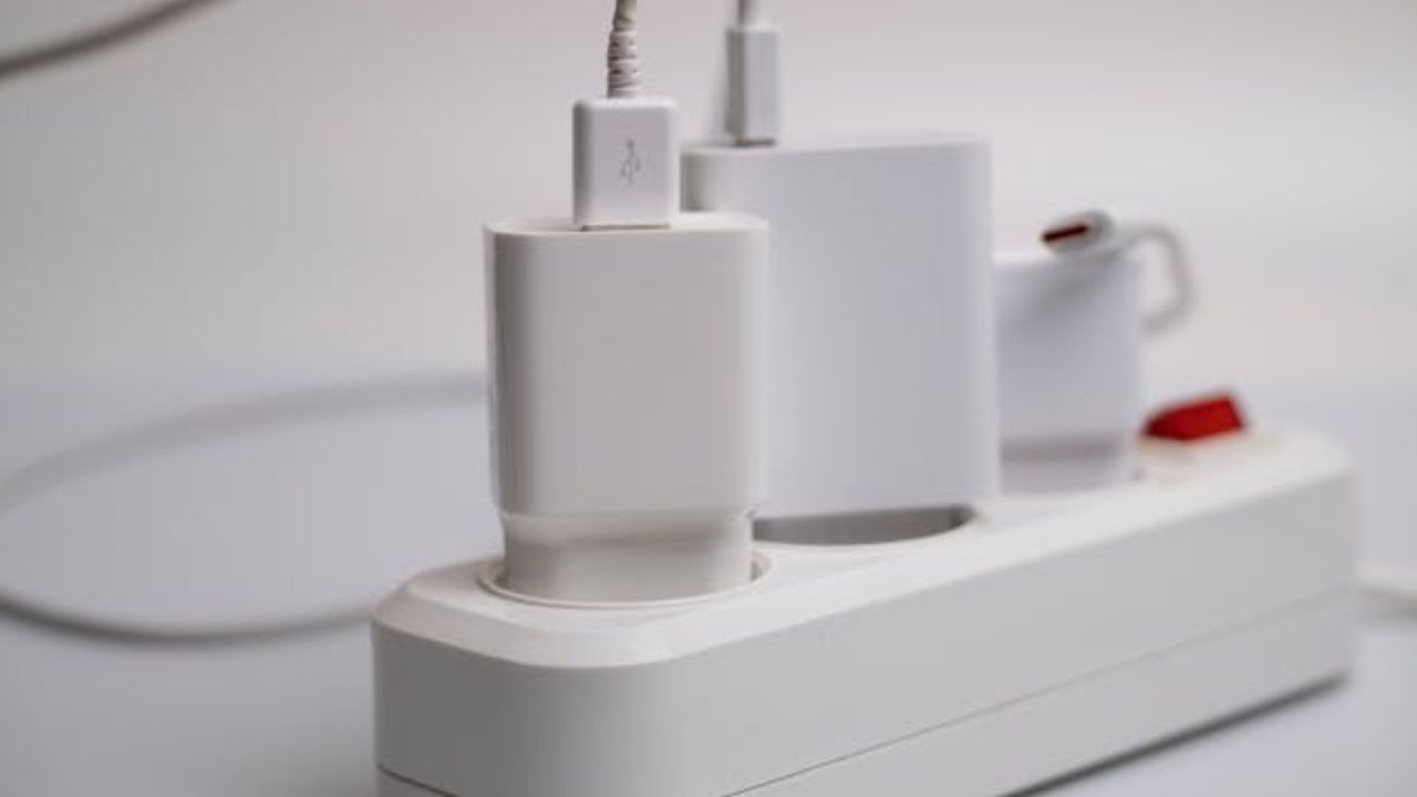 7 coisas que você nunca deve ligar em uma régua de tomadas — e por quê isso pode causar danos (ou algo pior)