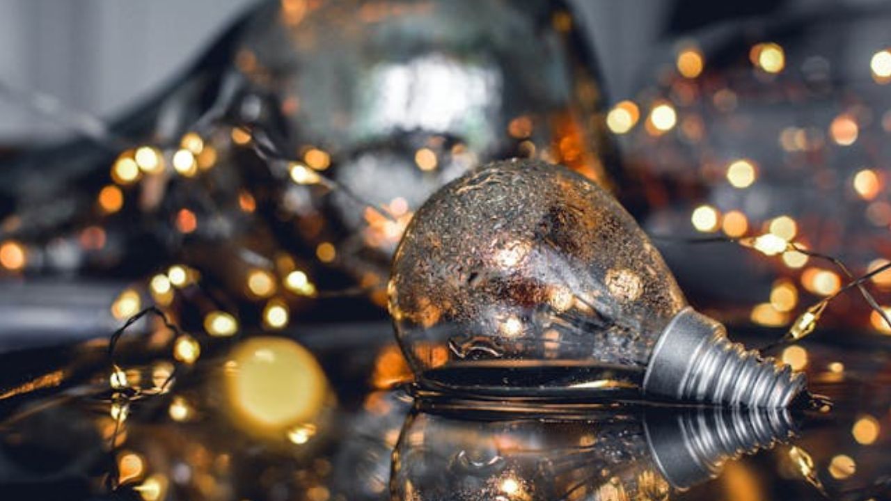 Devo deixar as luzes da árvore de Natal acesas a noite toda? Especialistas em energia revelam o custo real