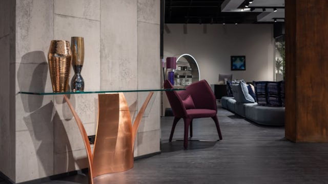 Cores escuras dominaram 2025, mas será que ainda estarão em alta em 2026? Designers estão divididos